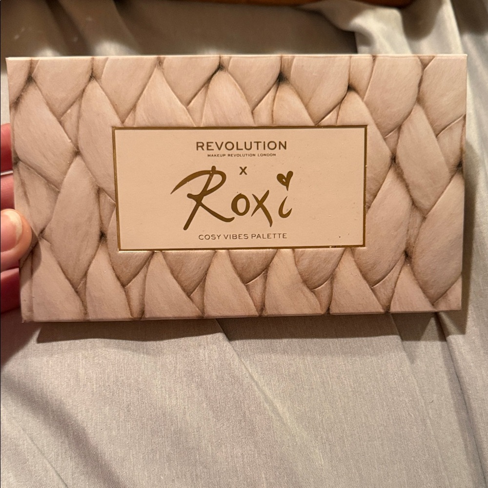 Revolution Roxi Cozy Vibes Palette